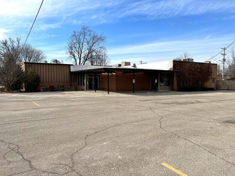 Primary Photo Of 325 Broad St, Menasha Restaurant For Sale