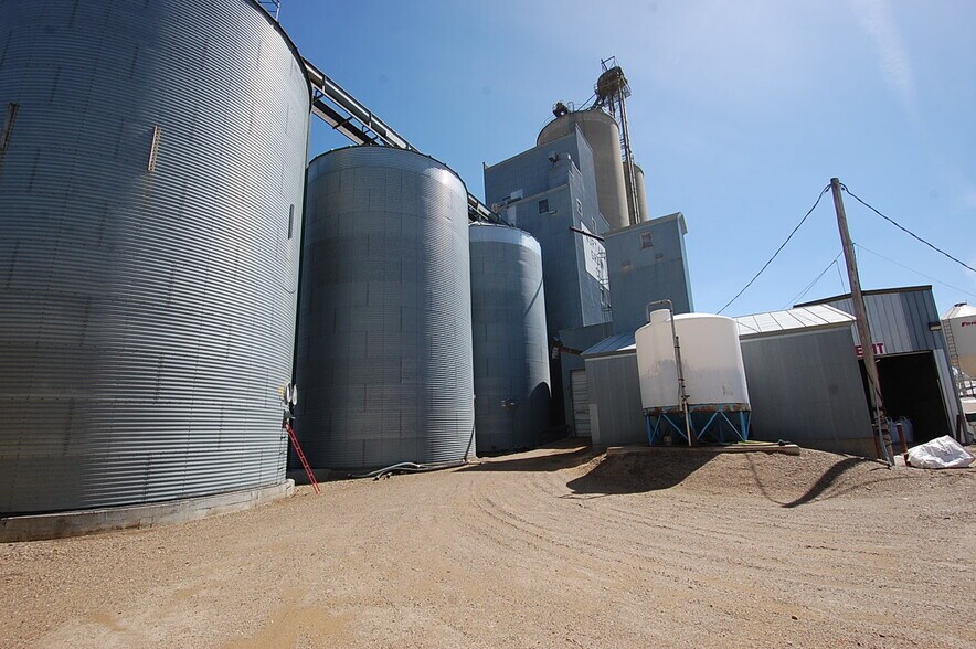 More Photos Of 415 9th Ave NE, Sidney Distribution For Sale