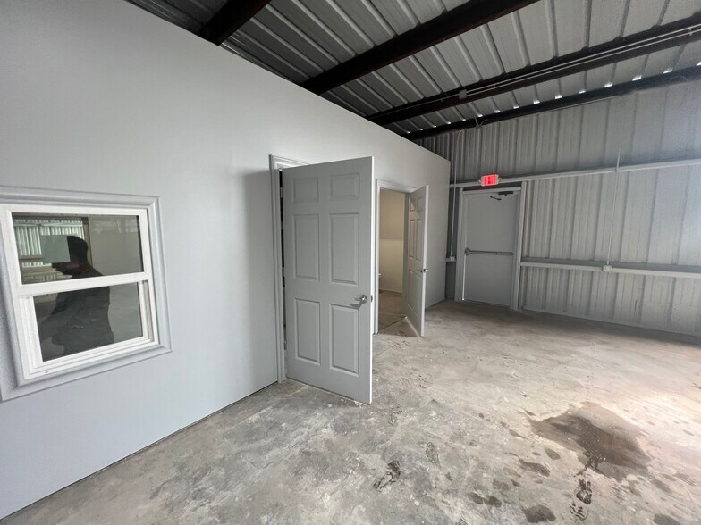 More Photos Of 6229 Dixie Dr, Houston Warehouse For Lease