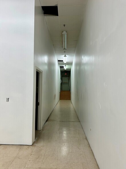 More Photos Of 1104 Greenville Ave, Staunton Storefront For Lease