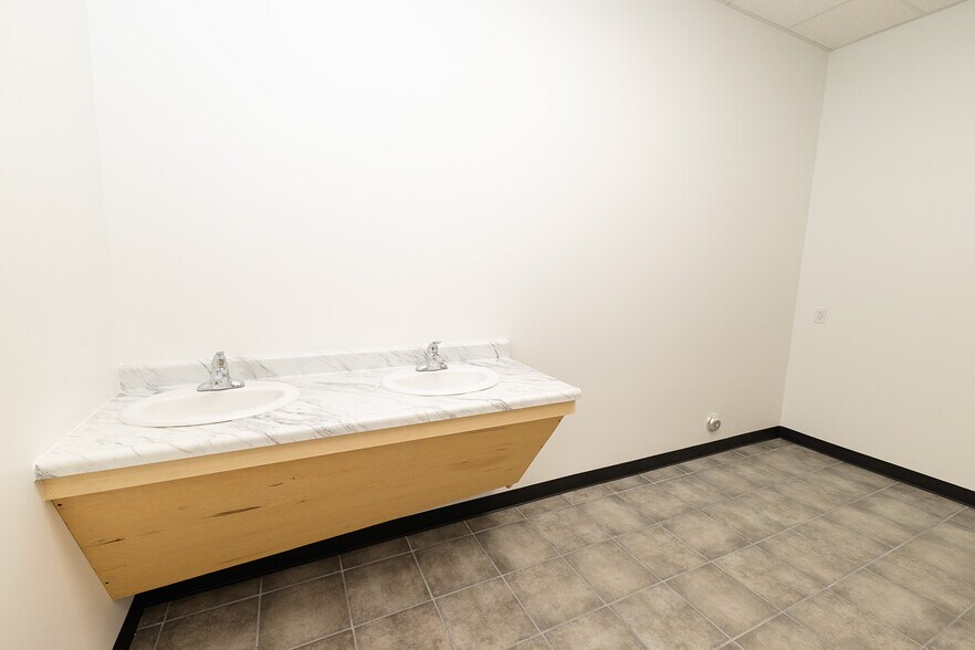 More Photos Of 2234 S Oliver St, Wichita Freestanding For Sale