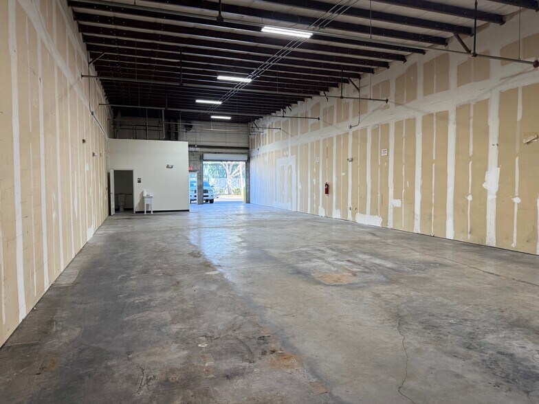 More Photos Of 6433 Pinecastle Blvd, Orlando Warehouse For Lease