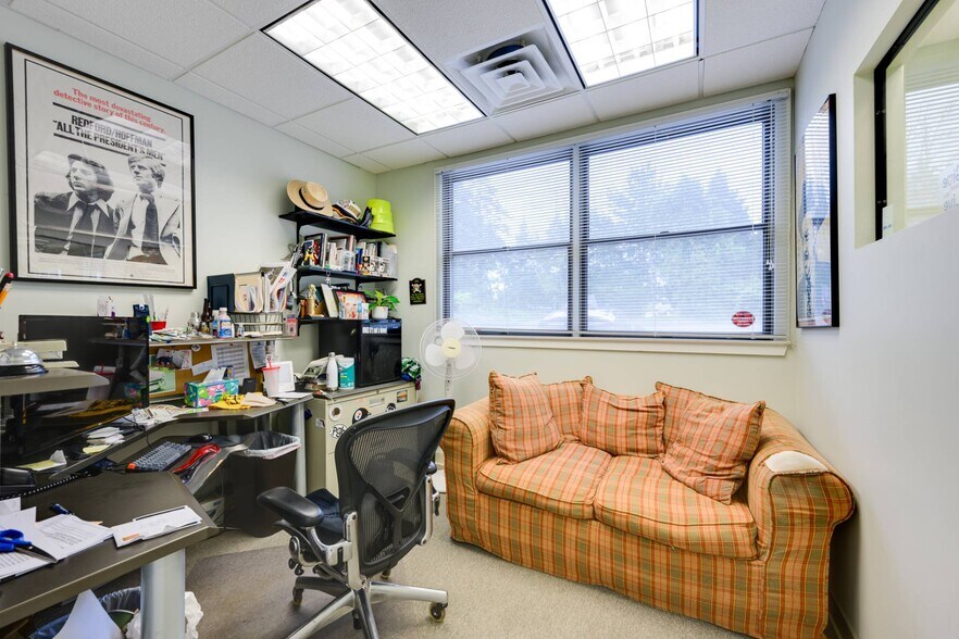 More Photos Of 135 Windmill Ln, Southampton Office For Sale