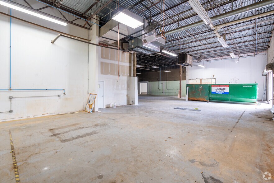 More Photos Of 900 Park Centre Blvd, Miami Gardens Showroom For Lease