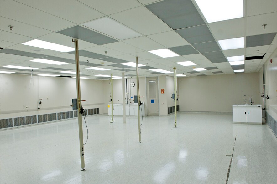 More Photos Of 4005 Technology Dr, Angleton Office For Lease