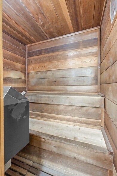 More Photos Of 110 E Franklin St, Hillsboro Health Club For Sale