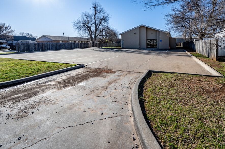 More Photos Of 2112 SW E Ave, Lawton Flex For Sale