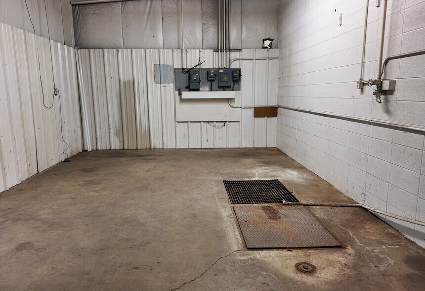 More Photos Of 1409 N K Ave, Sioux Falls Warehouse For Sale