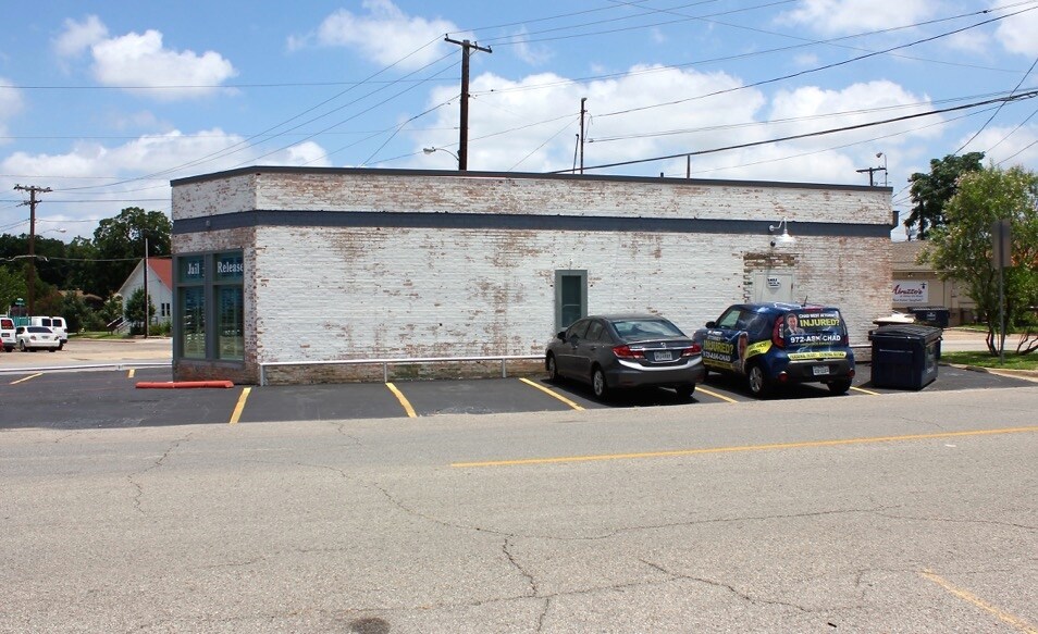 More Photos Of 900 W Davis St, Dallas Freestanding For Lease