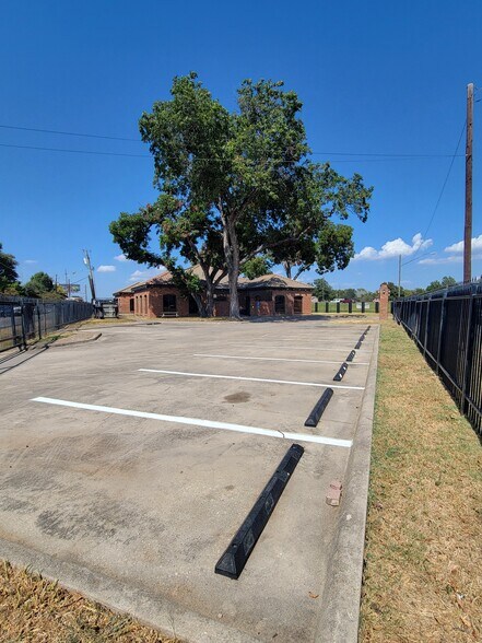 More Photos Of 2323 N Walton Walker Blvd, Dallas Office For Sale