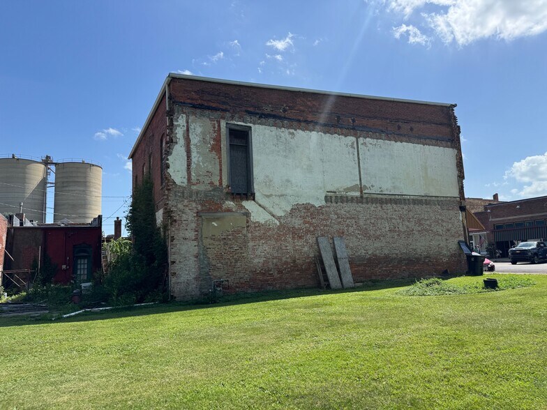 More Photos Of 414 5th St, Illiopolis General Retail For Sale