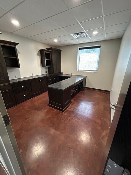 More Photos Of 8576 N Green Hills Rd, Kansas City Flex For Sale
