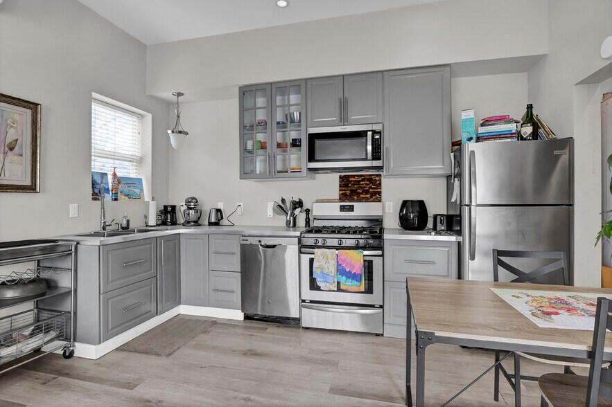 More Photos Of 2020 Princess Place Dr, Wilmington Freestanding For Sale