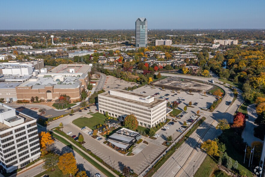 More Photos Of 1900 Spring Rd, Oak Brook Office For Lease