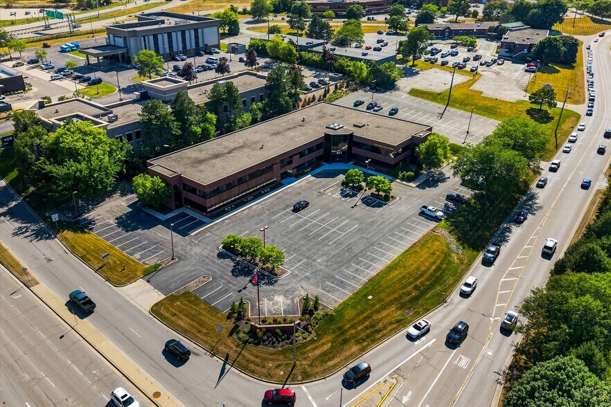 More Photos Of 601-611 N Barker Rd, Brookfield Office For Lease