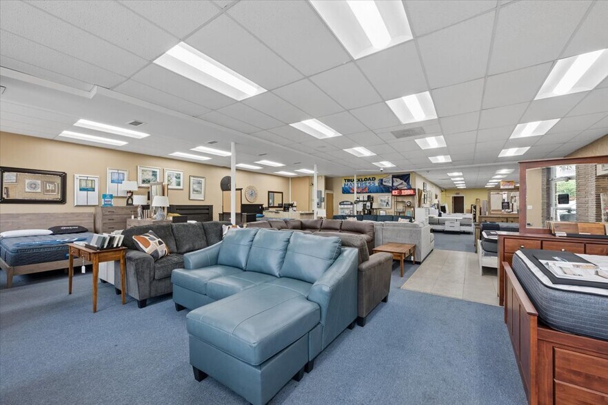 More Photos Of 7045 W North Ave, Oak Park Storefront For Sale