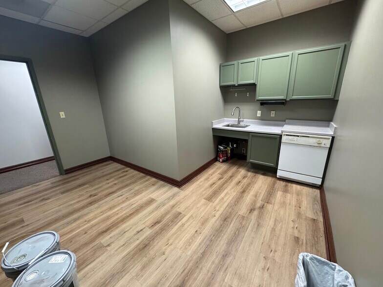 More Photos Of 306 W Sunset Rd, San Antonio Office For Lease