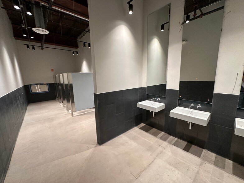 More Photos Of 302 W Monroe St, Phoenix Religious Facility For Lease