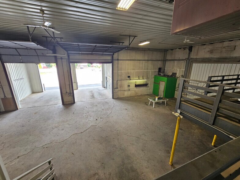 More Photos Of 14 Willet St, Florida Warehouse For Lease