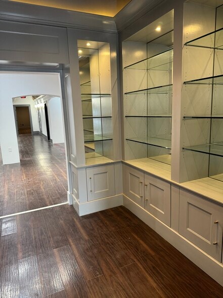 More Photos Of 80 Main St, New Canaan Storefront For Lease
