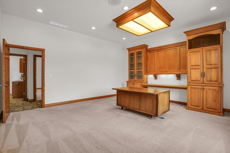 More Photos Of 606 W Oak St, Fairbury Office For Sale