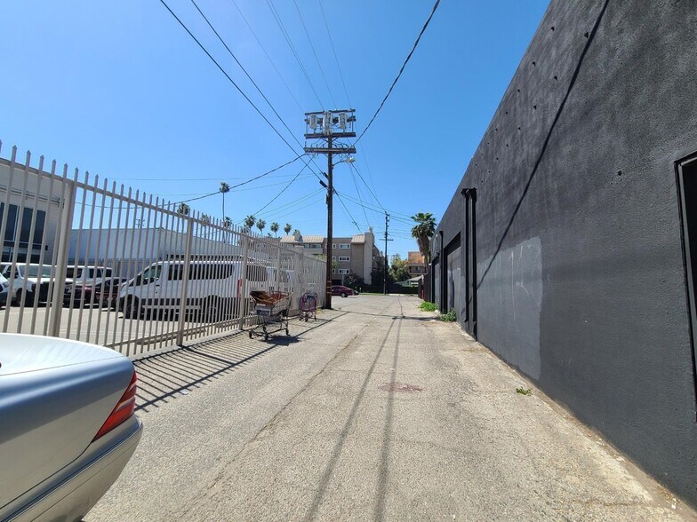 More Photos Of 14539-14547 Erwin St, Van Nuys Loft Creative Space For Lease