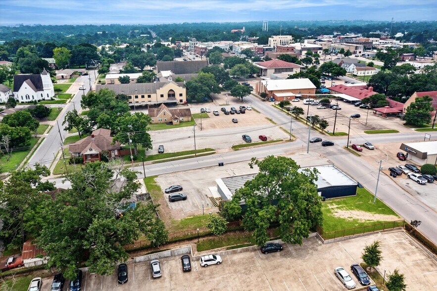More Photos Of 303 E Academy St, Brenham Flex For Lease