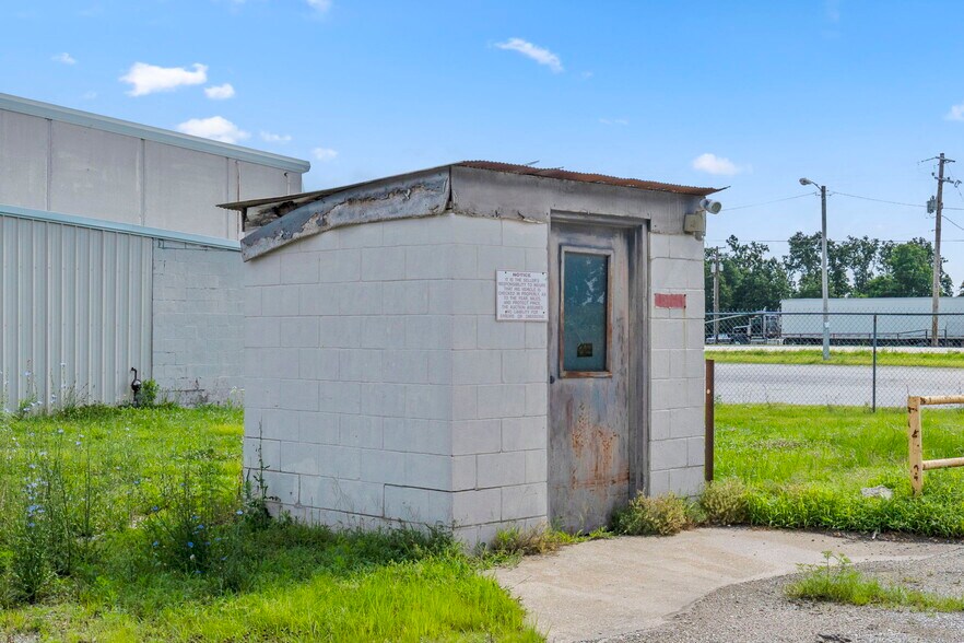 More Photos Of 825 MO-59, Carthage Industrial For Lease