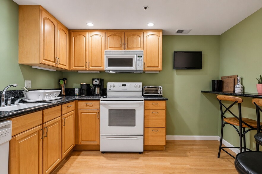More Photos Of 825-829 27th Ave, Oakland Manufacturing For Sale