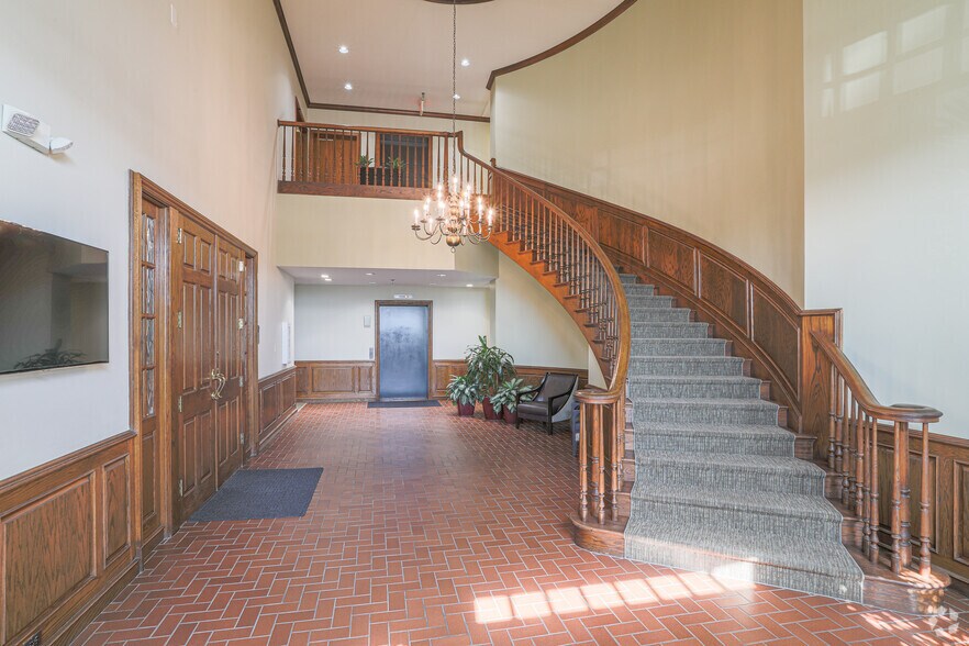 More Photos Of 4350 DiPaolo Ctr, Glenview Unknown For Lease