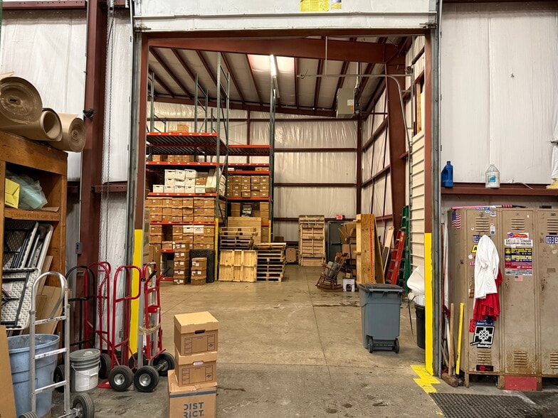 More Photos Of 5699 Maelou Dr, Hamburg Warehouse For Lease