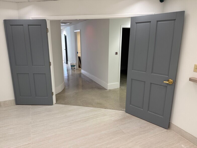 More Photos Of 2434 Hollywood Blvd, Hollywood Office For Sale