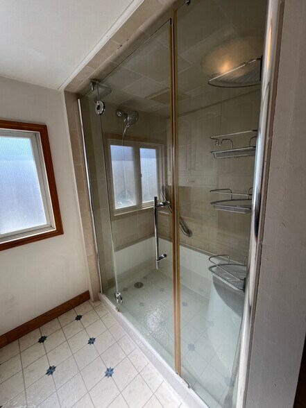 More Photos Of 1004 S Nordic Dr, Petersburg Hotel For Sale