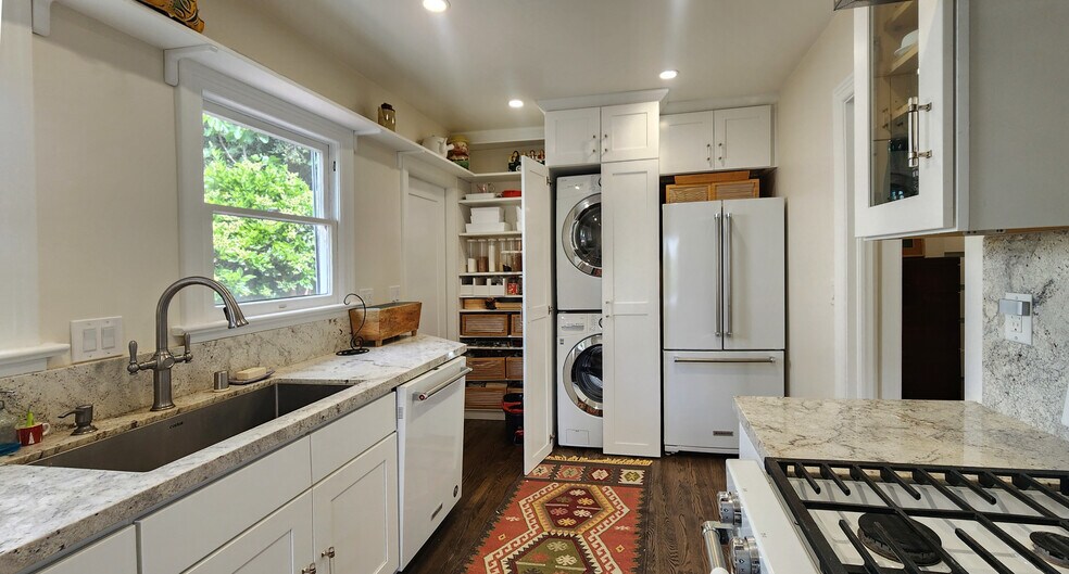 More Photos Of 3331 Hamilton Way, Los Angeles Apartments For Sale