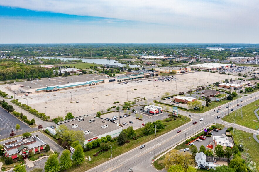 More Photos Of 400 E Rollins Rd, Round Lake Beach General Retail For Lease