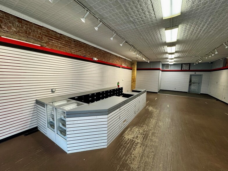 More Photos Of 900 Westport Rd, Kansas City Storefront Retail Office For Lease