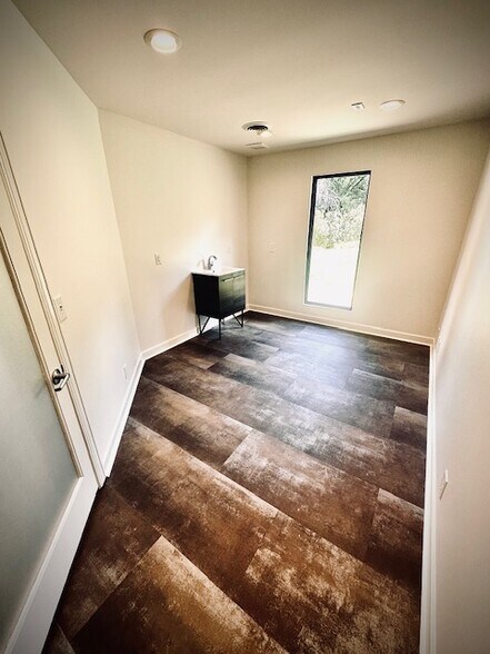 More Photos Of 1111 Battlewood St, Franklin General Retail For Lease