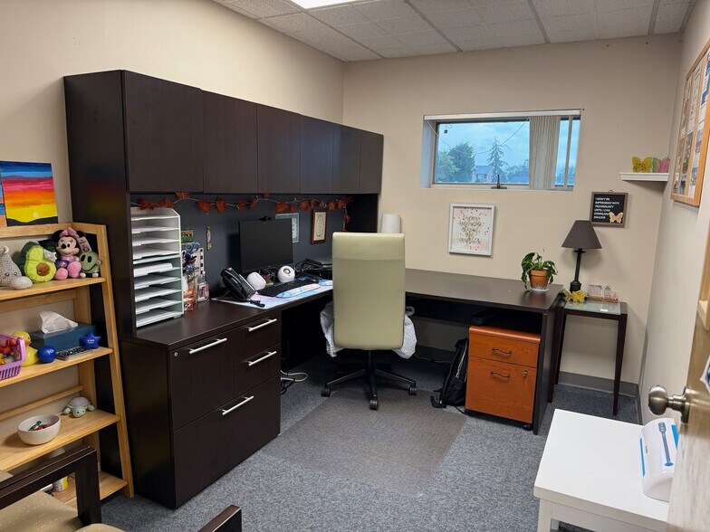 More Photos Of 70 Acorn Ln, Levittown Office For Sale