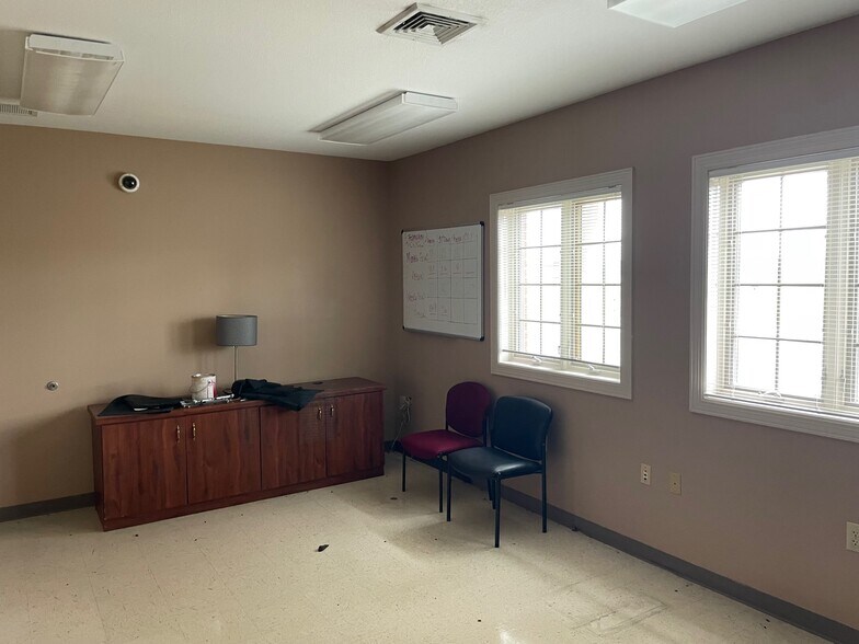 More Photos Of 184 Stone Container Dr, Clarksville Bank For Lease