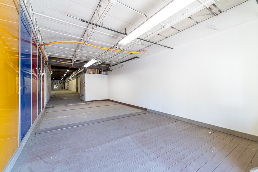 More Photos Of 2650 W Fulton St, Chicago Light Distribution For Lease