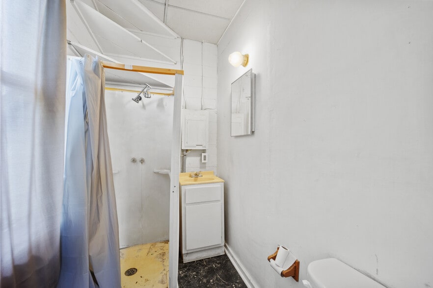 More Photos Of 2516-2518 N Dupont Pky, Middletown Freestanding For Sale