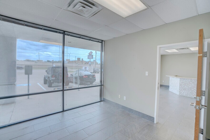 More Photos Of 1617-1629 N Central Expy, Plano Unknown For Lease