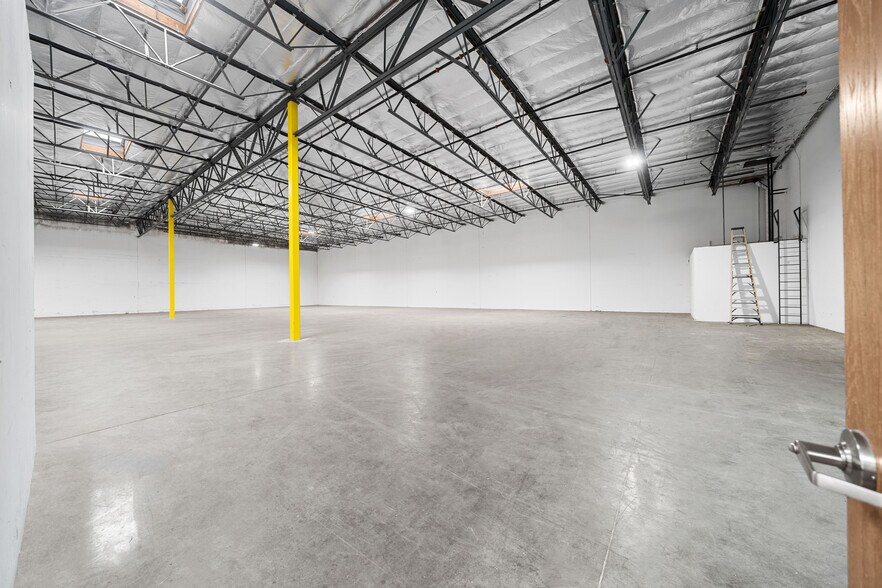 More Photos Of 14920 Hilton Dr, Fontana Warehouse For Lease