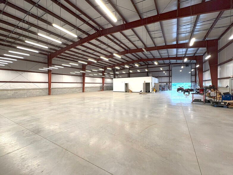 More Photos Of 300 Phoenix Dr, Finleyville Warehouse For Lease