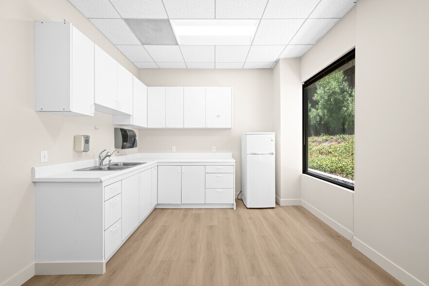 More Photos Of 24011 Ventura Blvd, Calabasas Medical For Lease