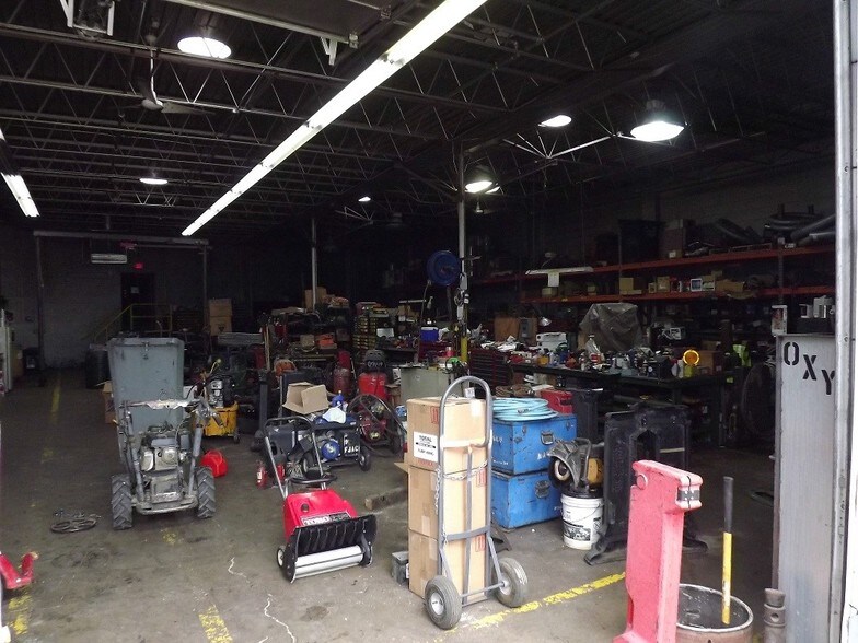 More Photos Of 2101 W Purdue St, Milwaukee Light Manufacturing For Lease
