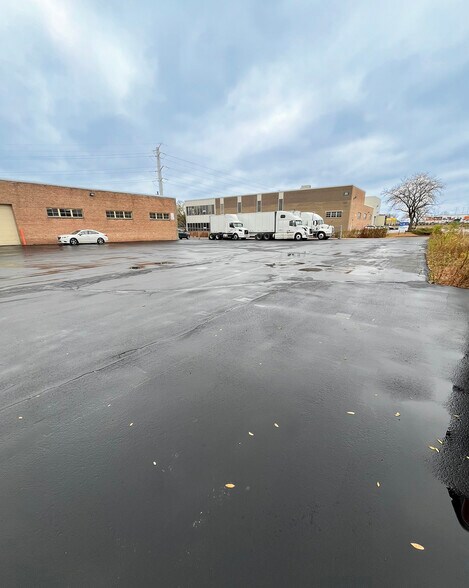 More Photos Of 539 W Algonquin Rd, Arlington Heights Warehouse For Sale