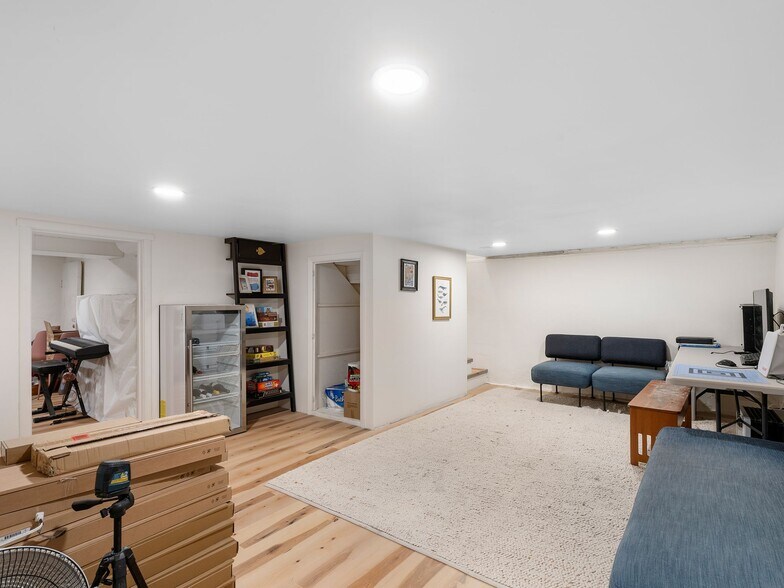 More Photos Of 1305 SE Belmont St, Portland Office For Sale