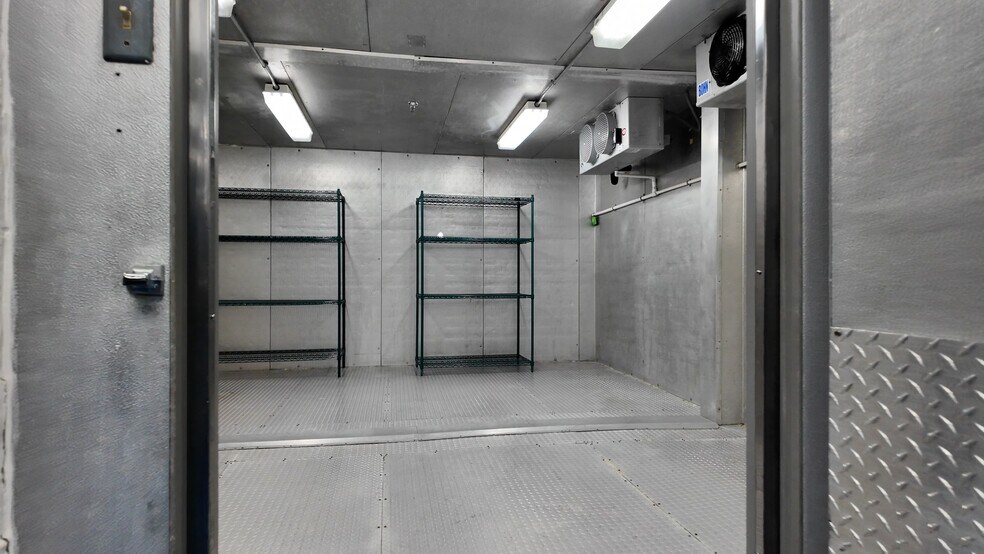 More Photos Of 1907 Gateway Blvd, Charlotte Warehouse For Sale