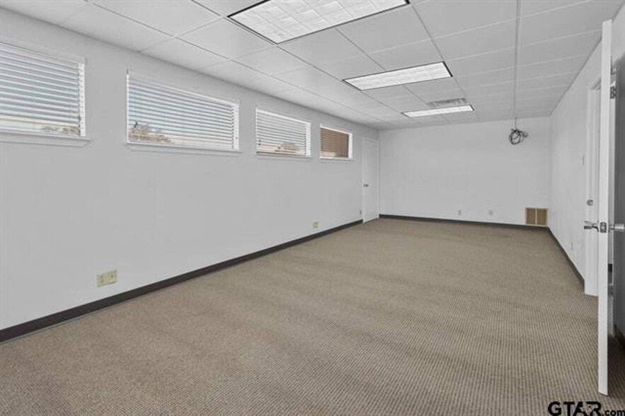 More Photos Of 625 Chase Dr, Tyler Office For Lease